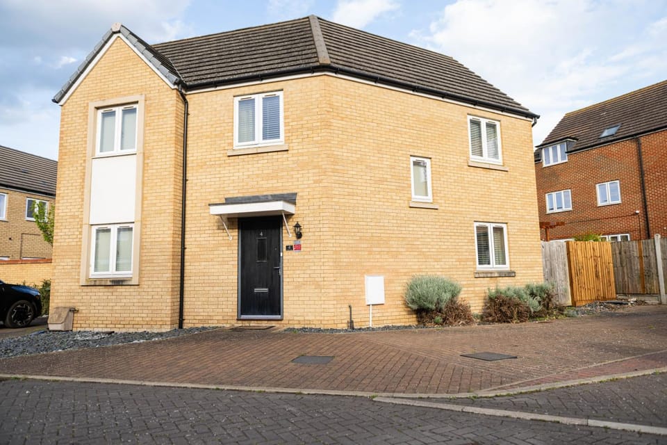Spacious and Modern 4BR with Hot Tub and Garden House in Huntingdonshire District