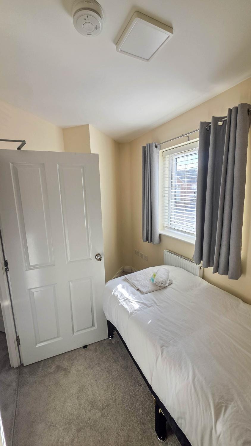 Spacious and Modern 4BR with Hot Tub and Garden House in Huntingdonshire District