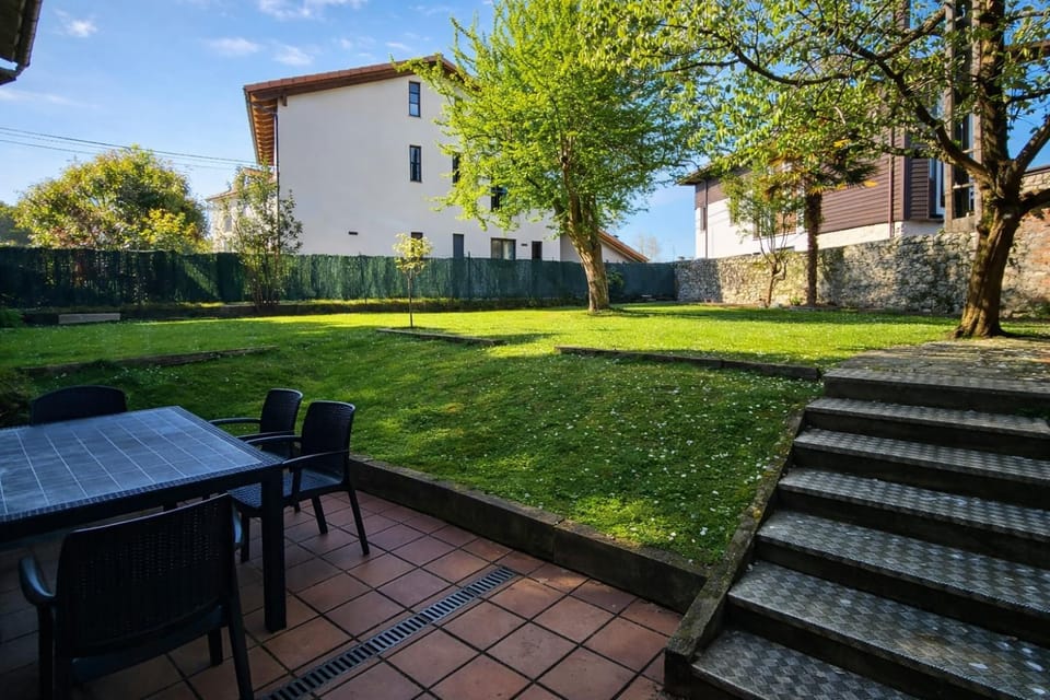 Property building, Garden, Dining area