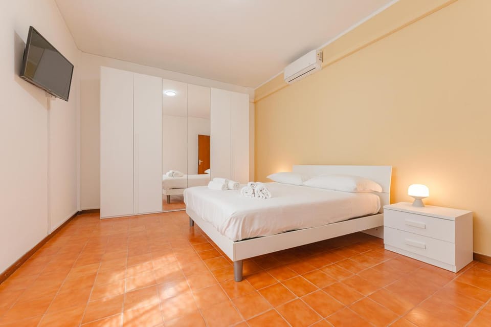 Bed, TV and multimedia, Photo of the whole room, Bedroom, towels, air conditioner