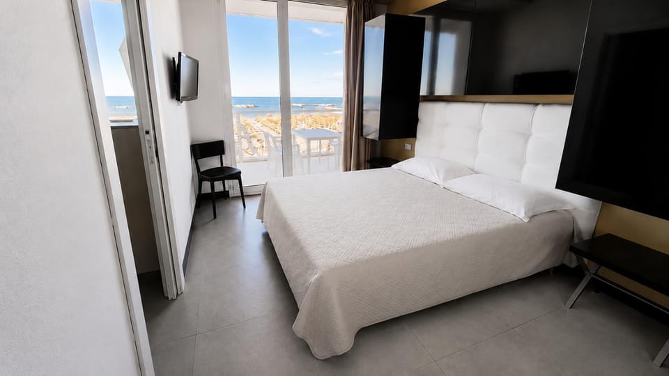 Bed, TV and multimedia, Balcony/Terrace, Photo of the whole room, Bedroom, Sea view, wardrobe