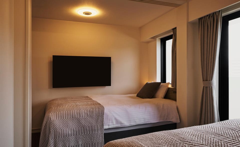 Bed, TV and multimedia, Bedroom