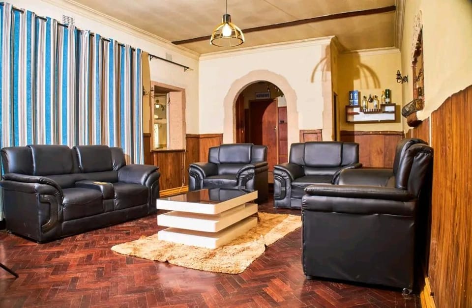 Mukuvisi Manor Guest House Bed and Breakfast in Harare