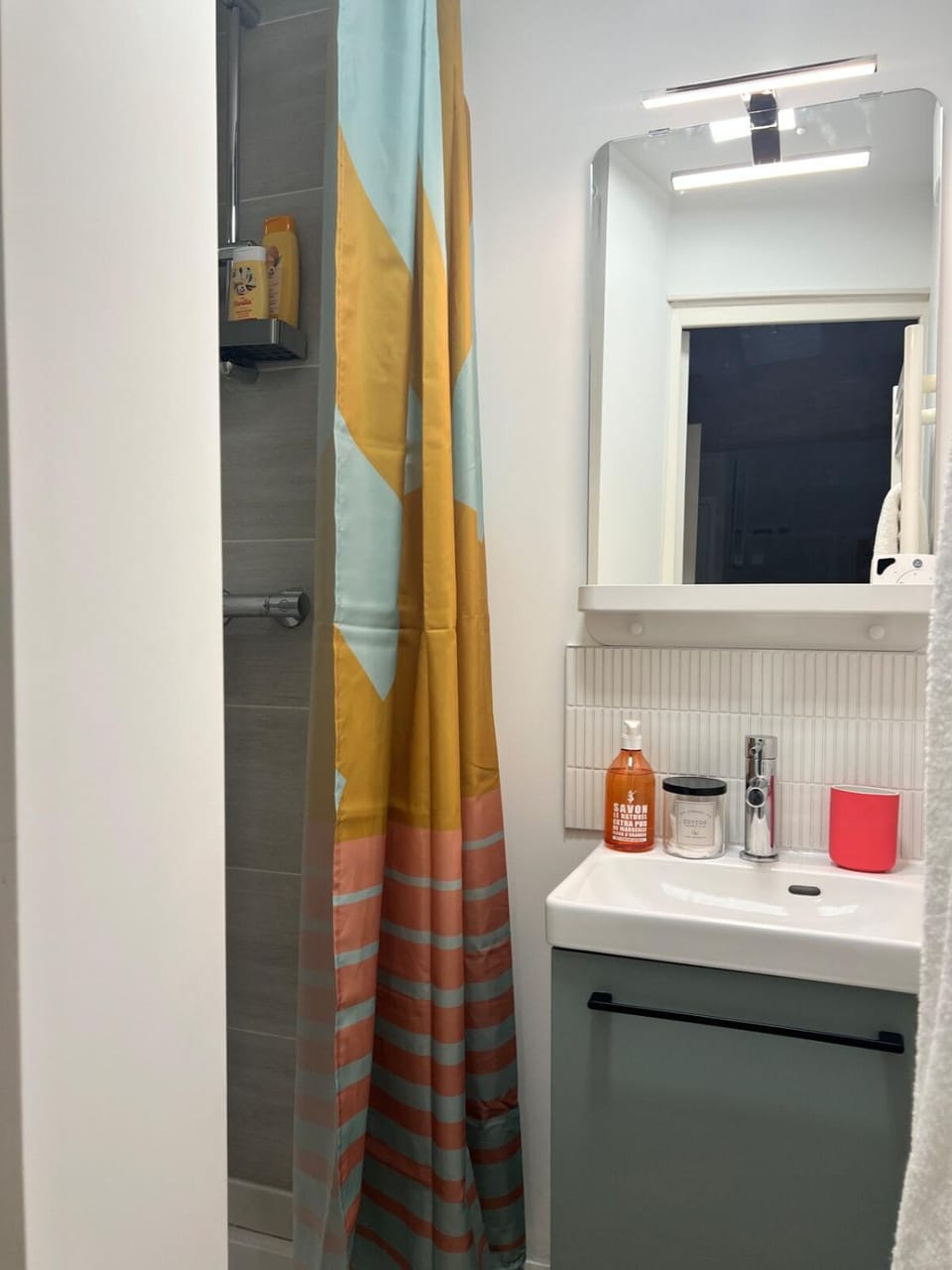 Bathroom, towels