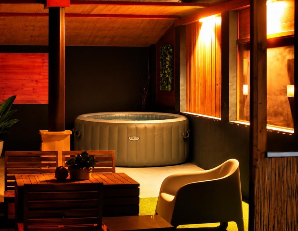 Hot Tub, Lounge or bar