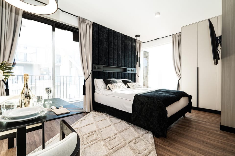 Bed, TV and multimedia, Balcony/Terrace, Bedroom