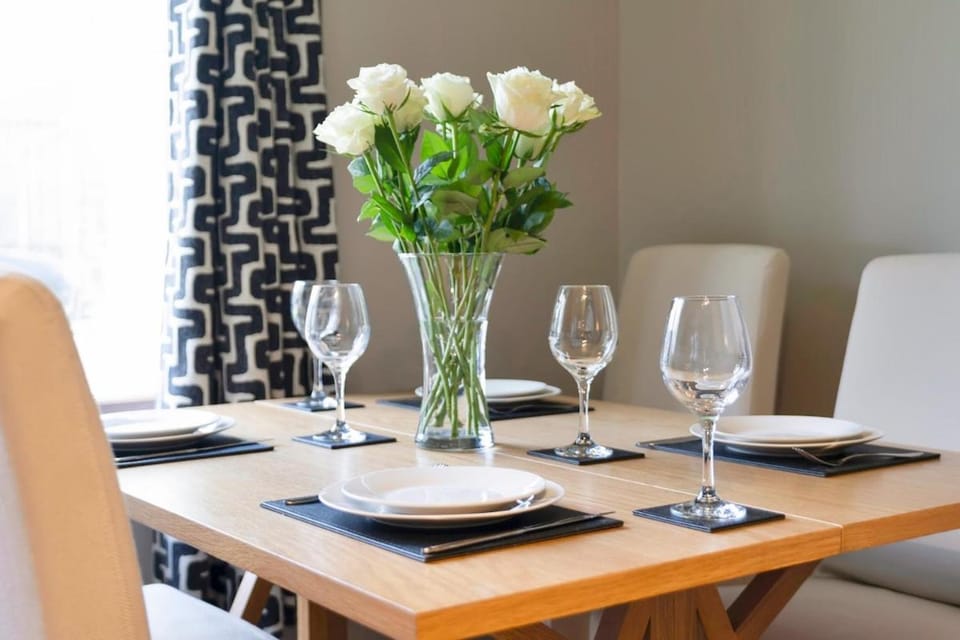Central 2 Bed Stylish Flat Sleeps 4 Apartment in Stirling