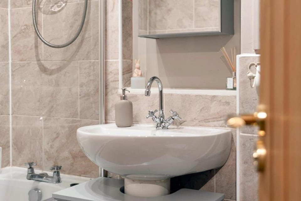 Central 2 Bed Stylish Flat Sleeps 4 Apartment in Stirling