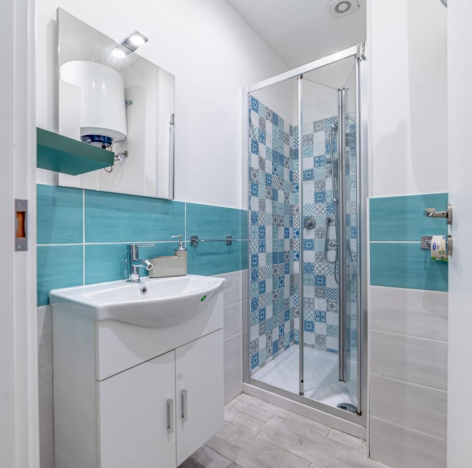 Shower, Bathroom, towels