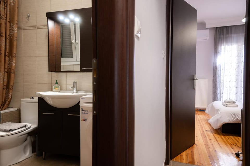 Toilet, Bed, Bathroom, Photo of the whole room, Bedroom, Bath, towels