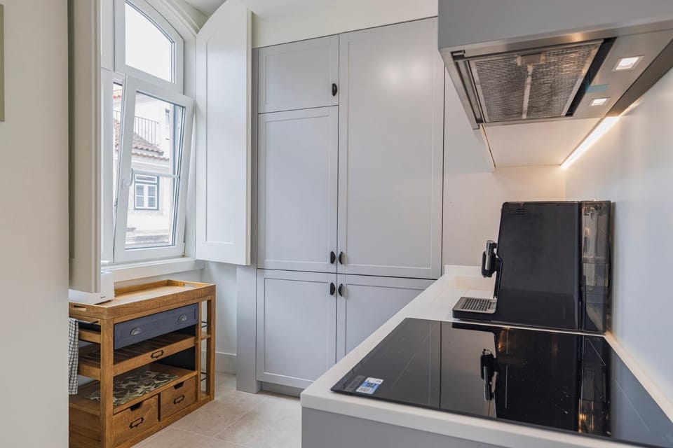 Coffee/tea facilities, Kitchen or kitchenette, oven, stove