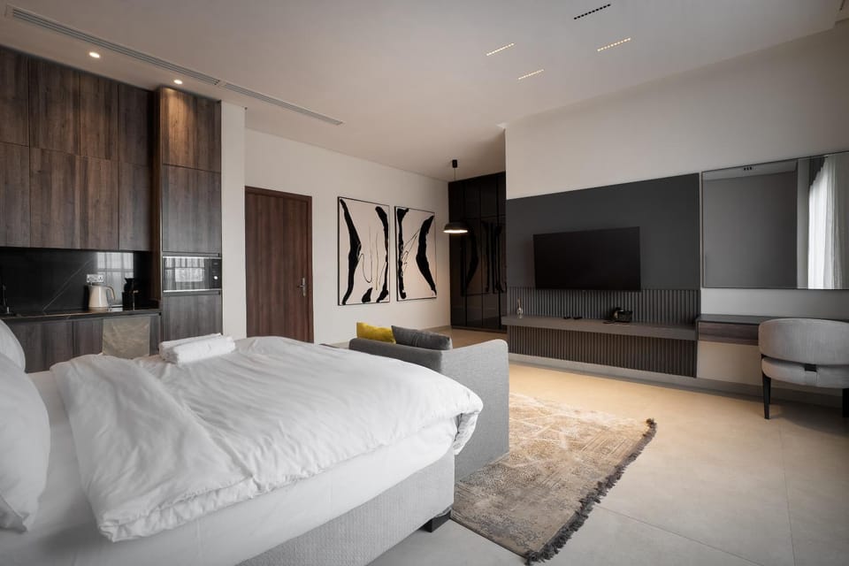 Toilet, Bed, Bathroom, TV and multimedia, View (from property/room), Kitchen or kitchenette, Fitness centre/facilities, Seating area, Bedroom, bidet, furniture, internet, microwave, storage, wardrobe, air conditioner