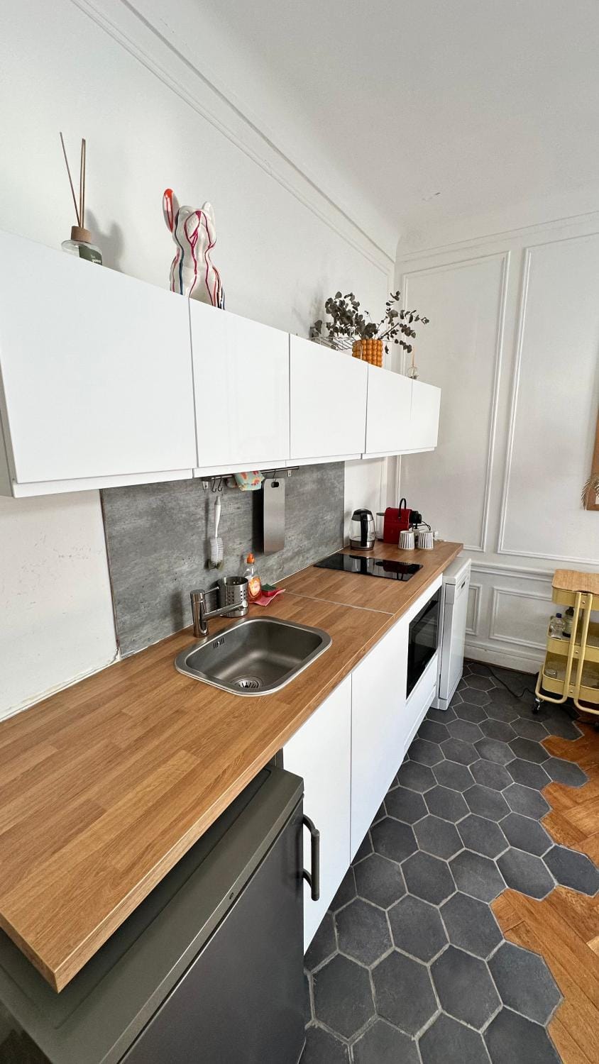 Kitchen or kitchenette, dishwasher, microwave