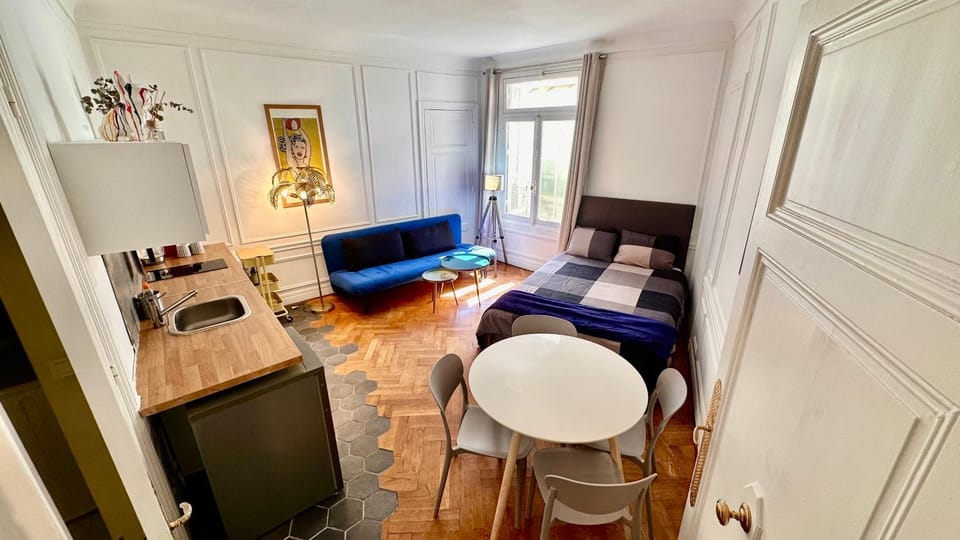 Bed, Living room, Photo of the whole room, Seating area, Dining area, Bedroom