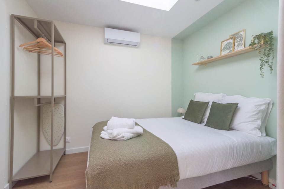 Bed, Photo of the whole room, Bedroom