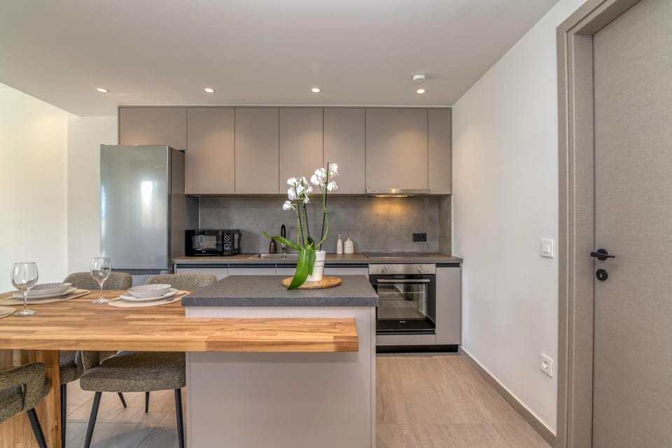 Dining area, kitchen