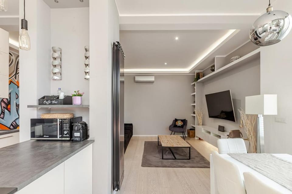 Communal lounge/ TV room, TV and multimedia, Kitchen or kitchenette, Living room, Seating area, Dining area, air conditioner