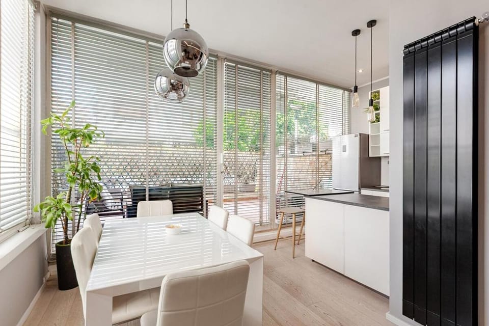 Kitchen or kitchenette, Living room, Seating area, Dining area