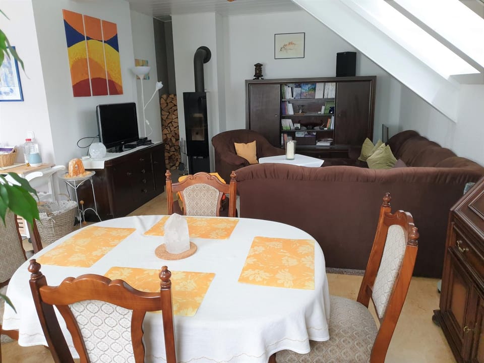 TV and multimedia, Living room, Seating area, Dining area, fireplace