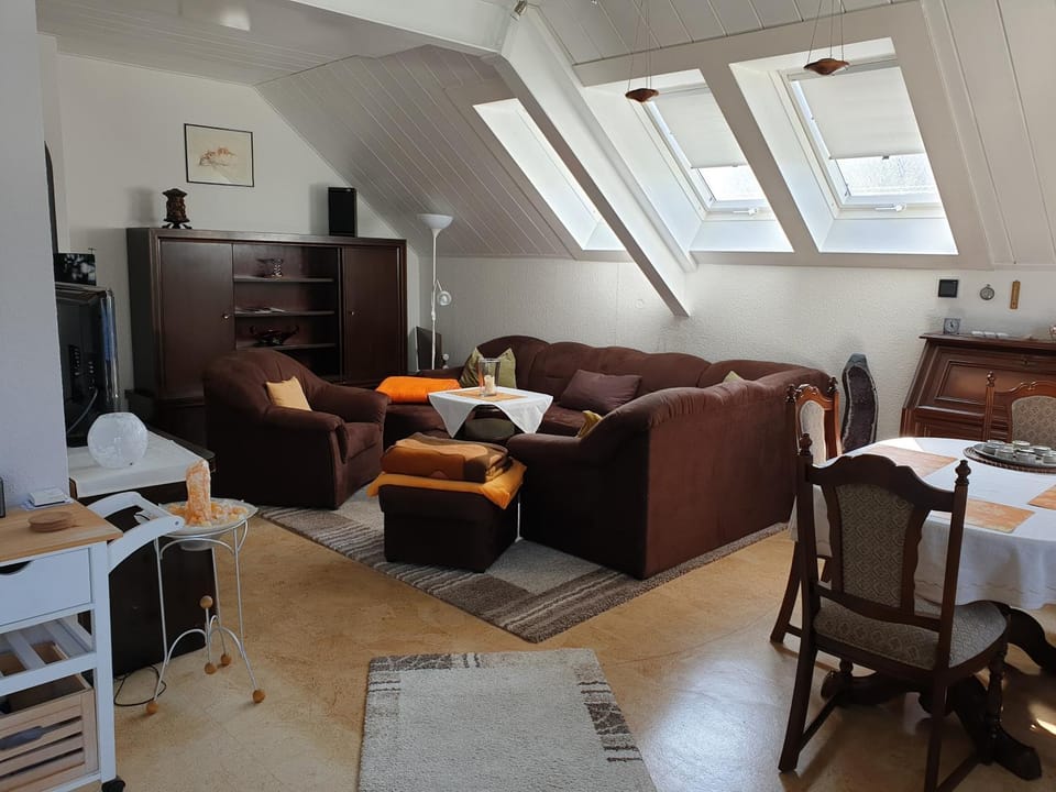 TV and multimedia, Living room, Seating area, Dining area