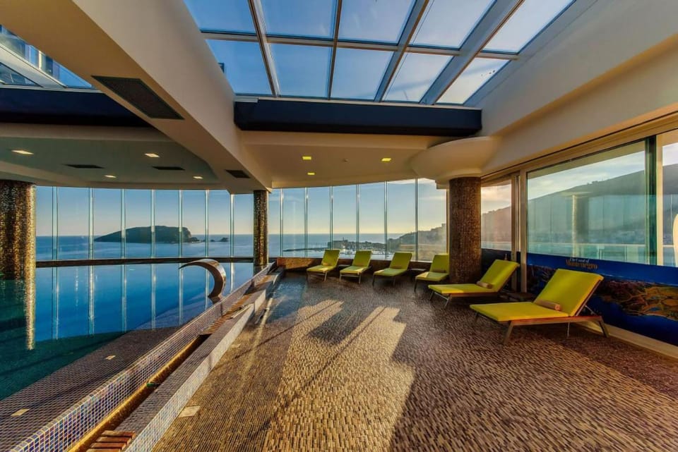 Amazing view luxury apartments in hotel Tre canne with free pool & parking Apartment in Budva