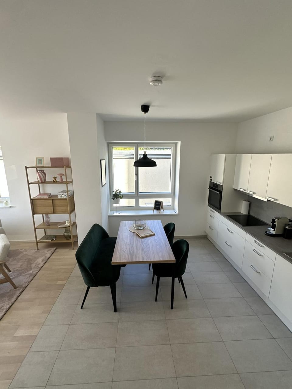 Kitchen or kitchenette, Dining area