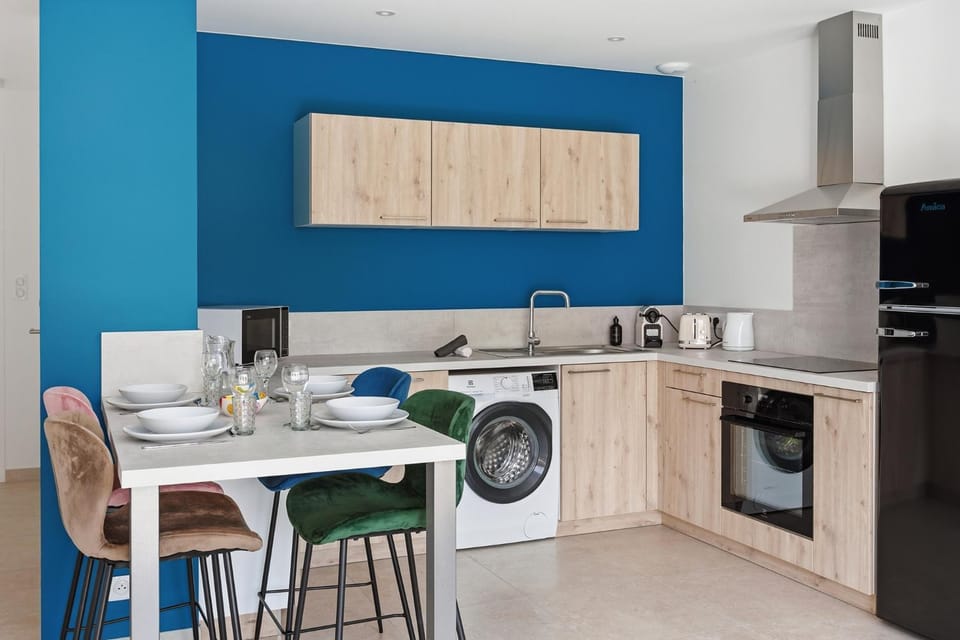 Coffee/tea facilities, Kitchen or kitchenette, Seating area, Dining area, oven, stove, toaster, washing machine