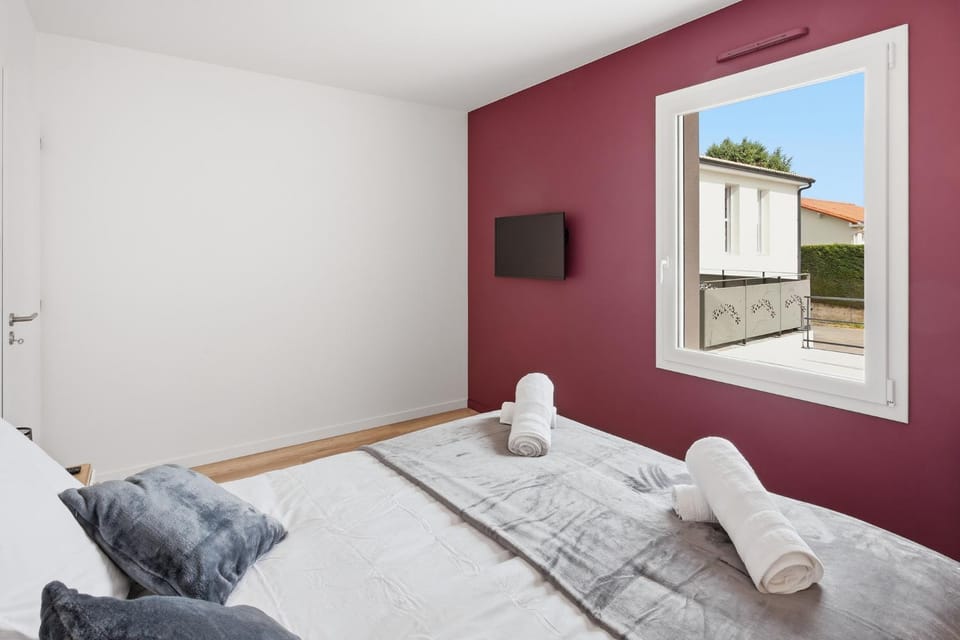 Bed, TV and multimedia, Photo of the whole room, Bedroom, towels