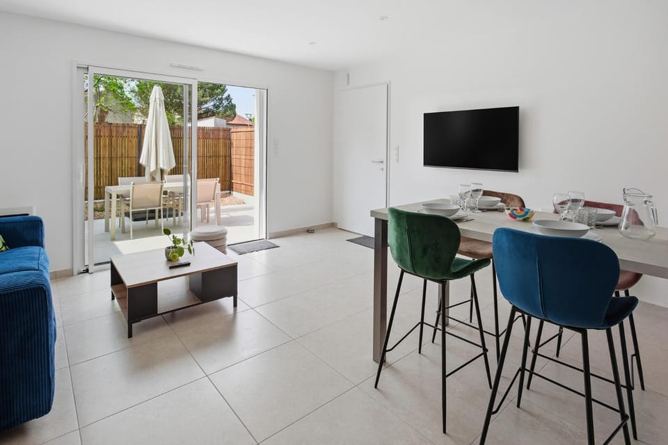TV and multimedia, Living room, Seating area, Dining area