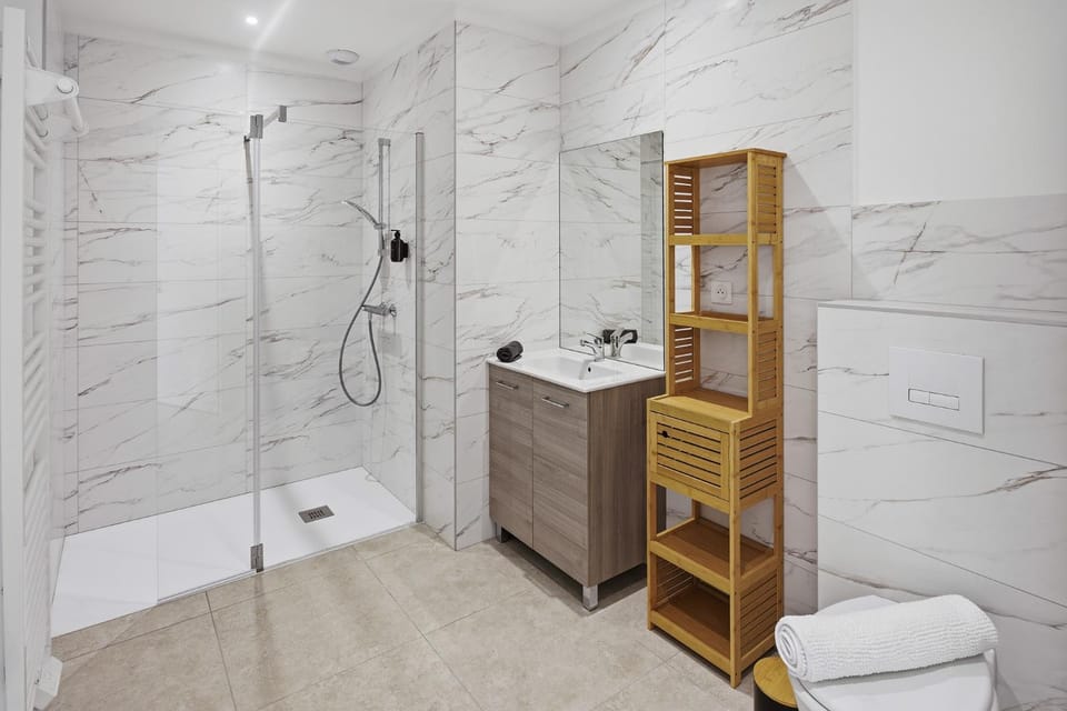 Shower, Toilet, Bathroom, towels
