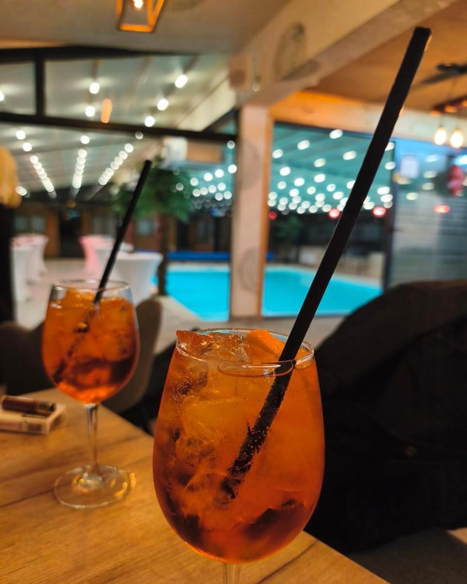 Restaurant/places to eat, Pool view