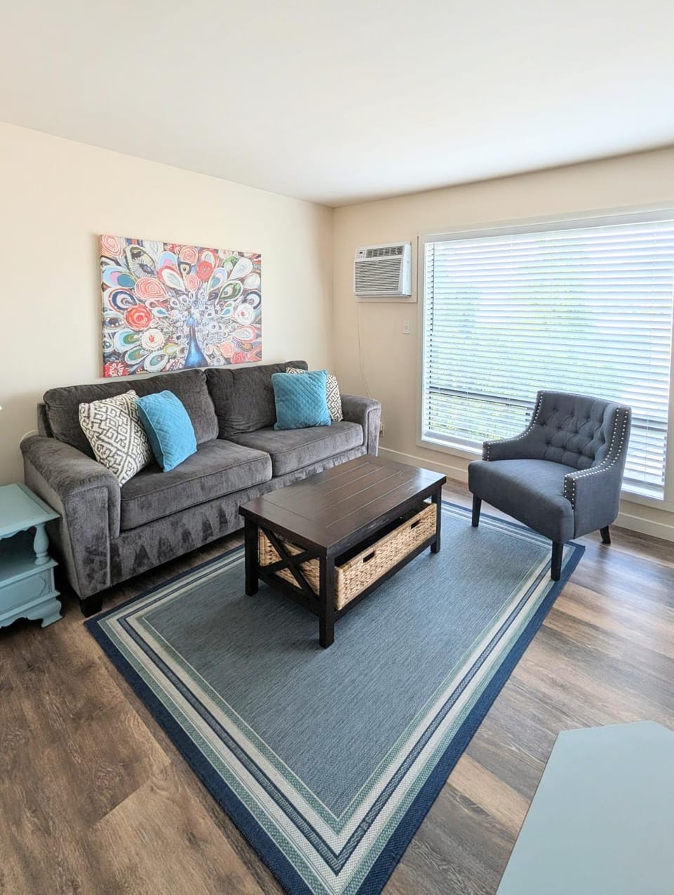 Turquoise Tide Retreat Top Floor Steps to Lake Apartment in Chelan (In Town)