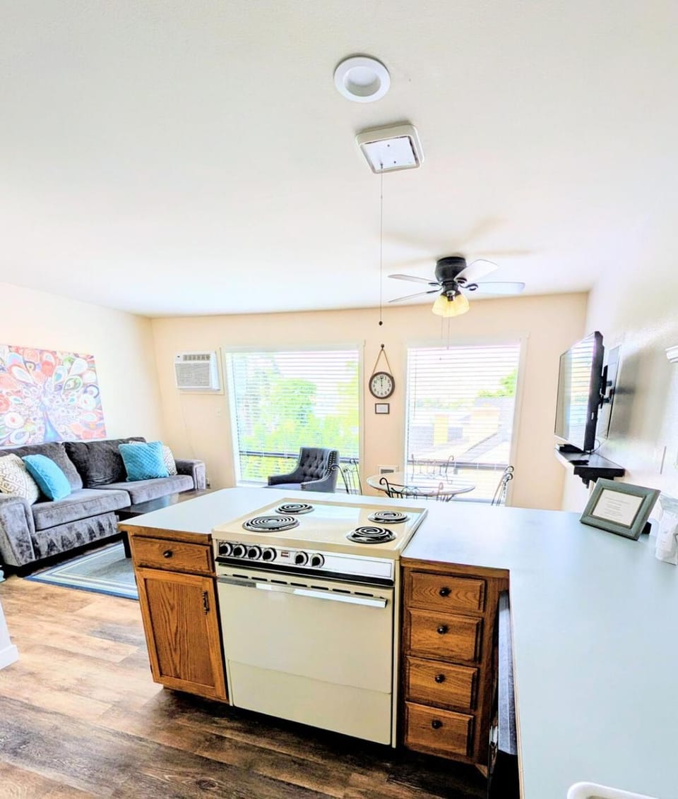 Turquoise Tide Retreat Top Floor Steps to Lake Apartment in Chelan (In Town)