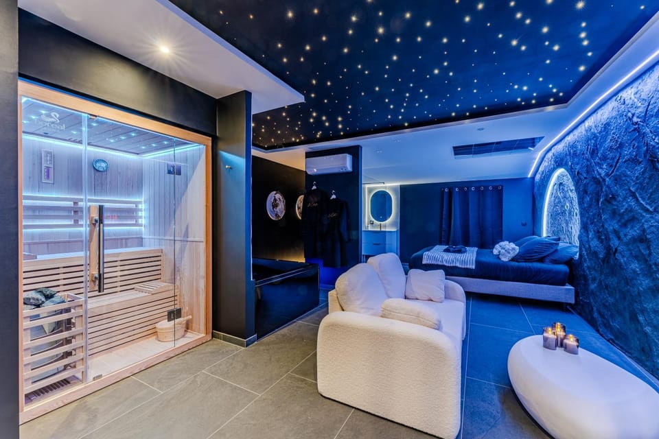 Bed, Hot Tub, Sauna, Living room, Photo of the whole room, Bedroom