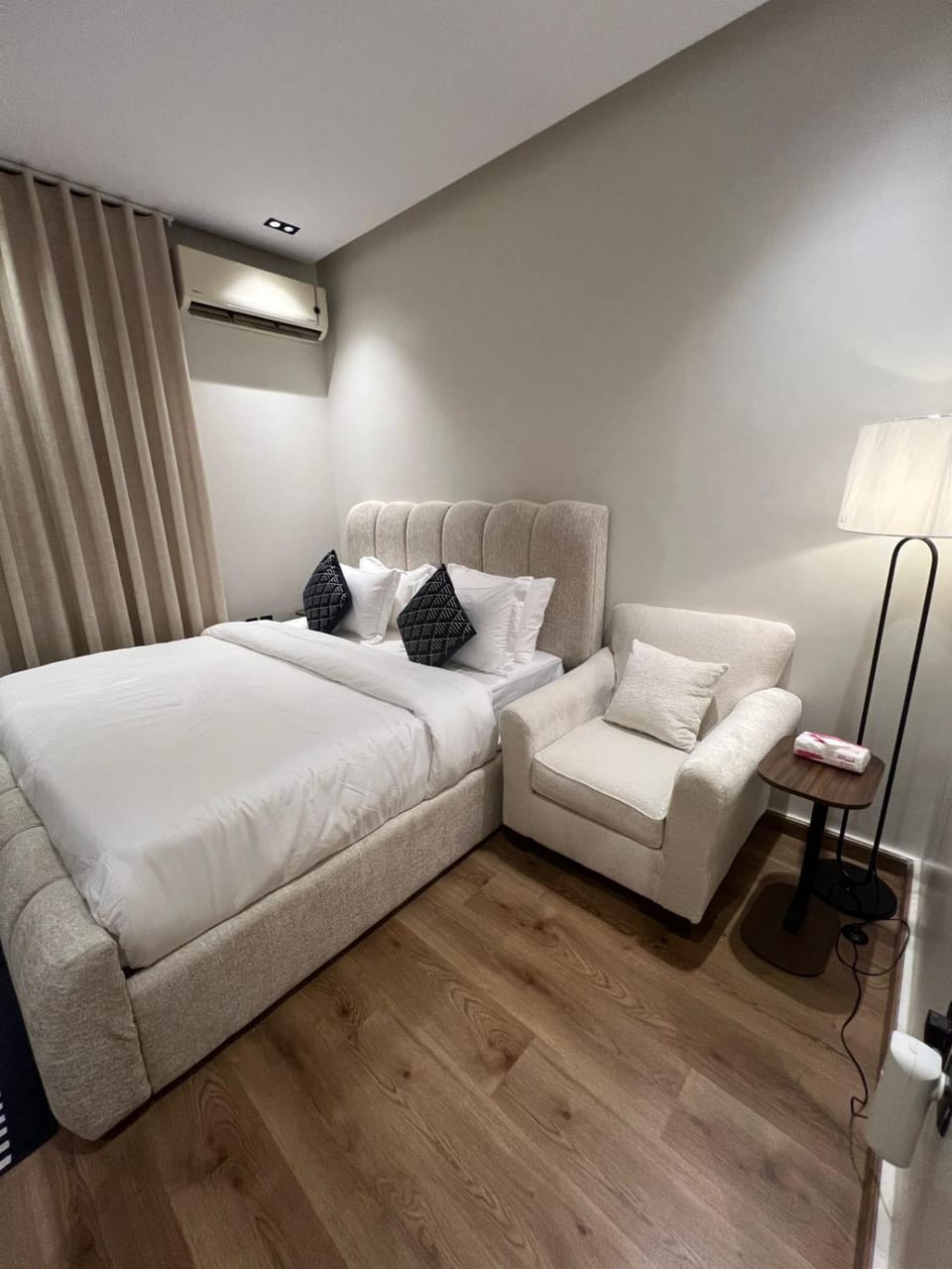 Bed, Photo of the whole room, Bedroom