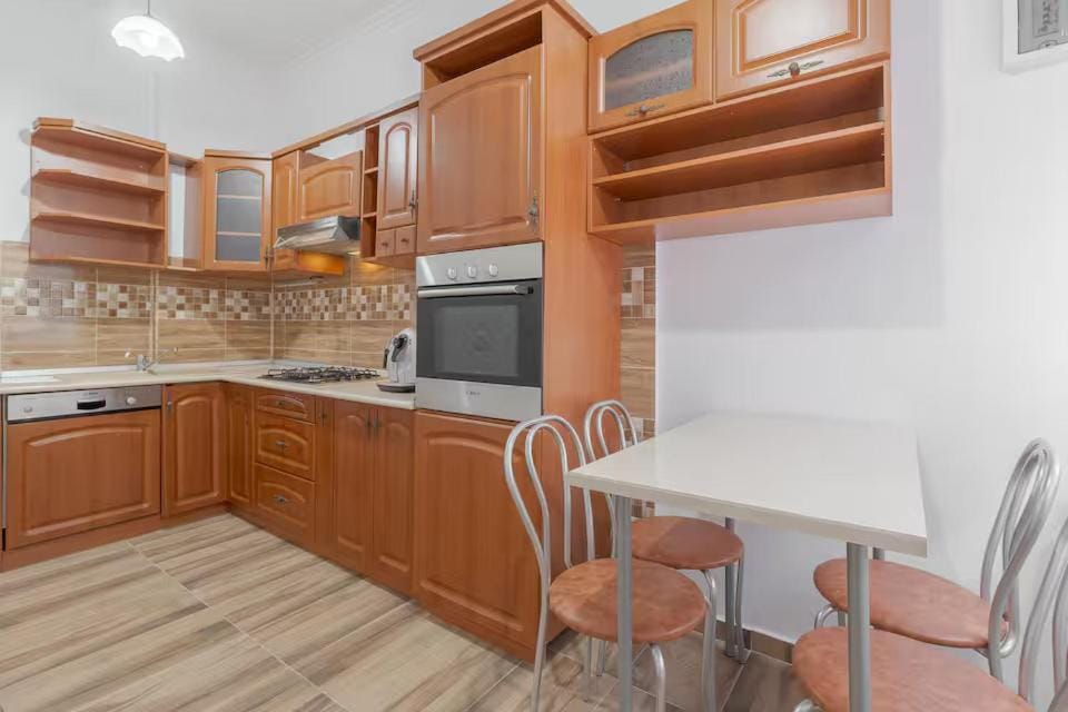 Kitchen or kitchenette, Dining area, oven, stove