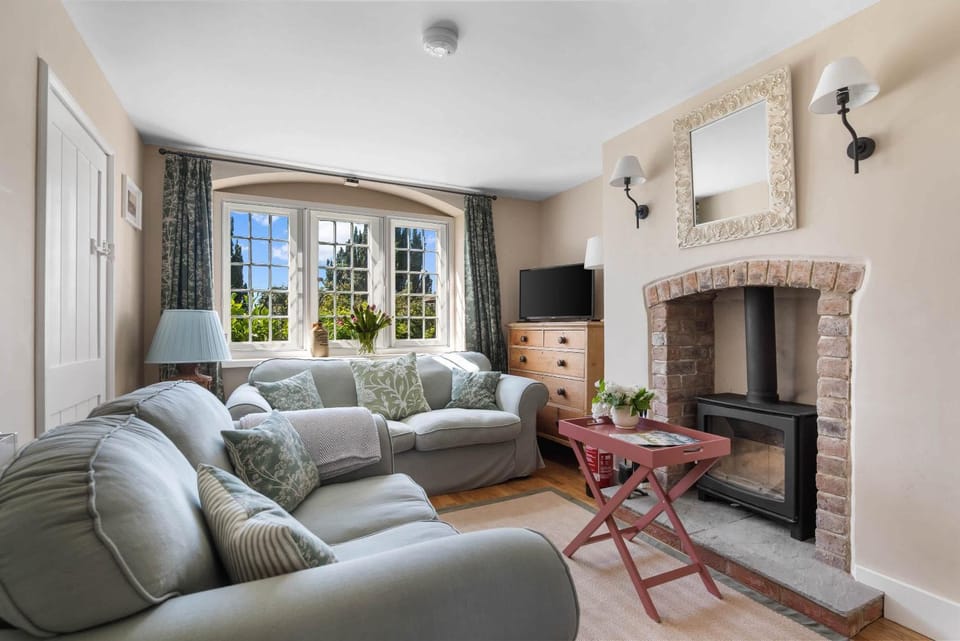 Alms House East Grade II Listed Garden & Patio House in Malvern Hills District