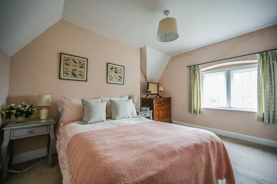 Alms House West Grade II Listed Garden & Patio House in Malvern Hills District
