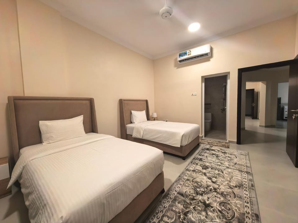 Photo of the whole room, Bedroom, wardrobe