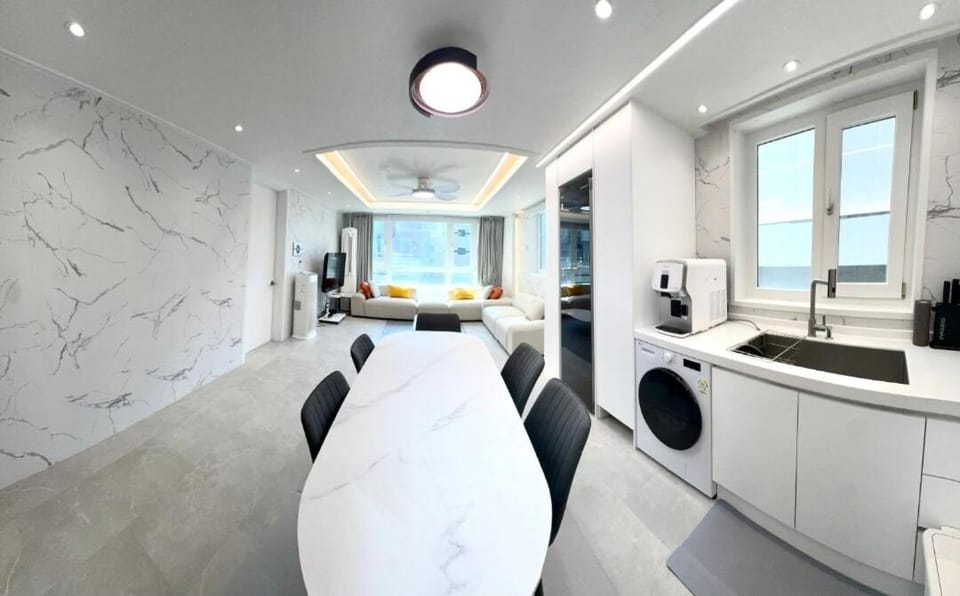 Hot Tub, Kitchen or kitchenette, Living room, Photo of the whole room, Decorative detail, Pets, City view, Street view, Area and facilities, Area and facilities, Drinks, heating, internet, pet friendly, storage, stove, toaster, laundry, kitchen, kitchen, air conditioner