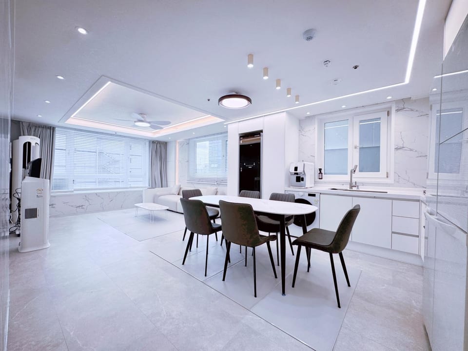 TV and multimedia, Kitchen or kitchenette, Living room, Seating area, Dining area, Area and facilities