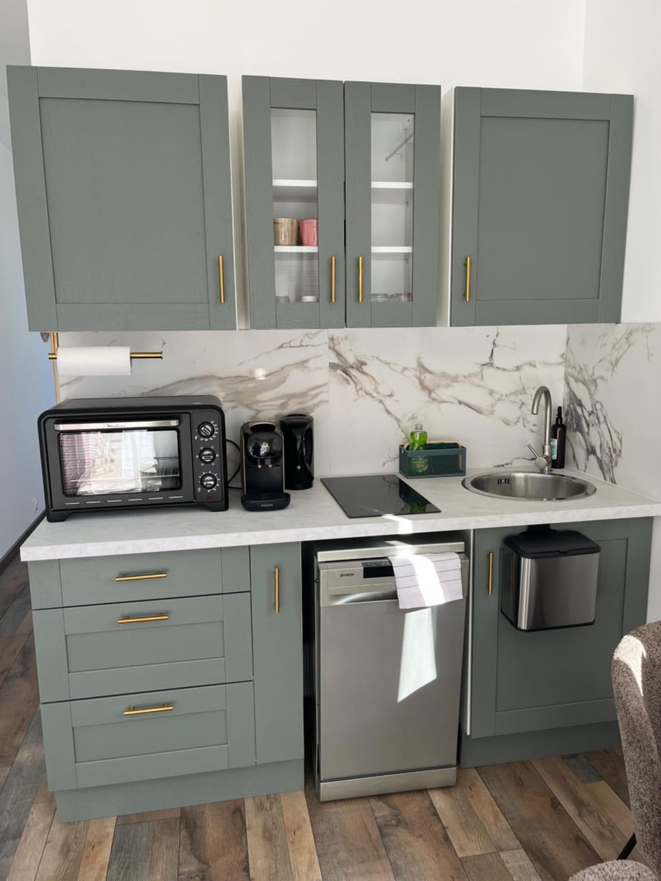 Coffee/tea facilities, Kitchen or kitchenette, dishwasher, oven, stove