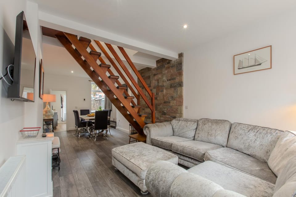 High End Central Location 2 Bedroom House in Stoke-on-Trent