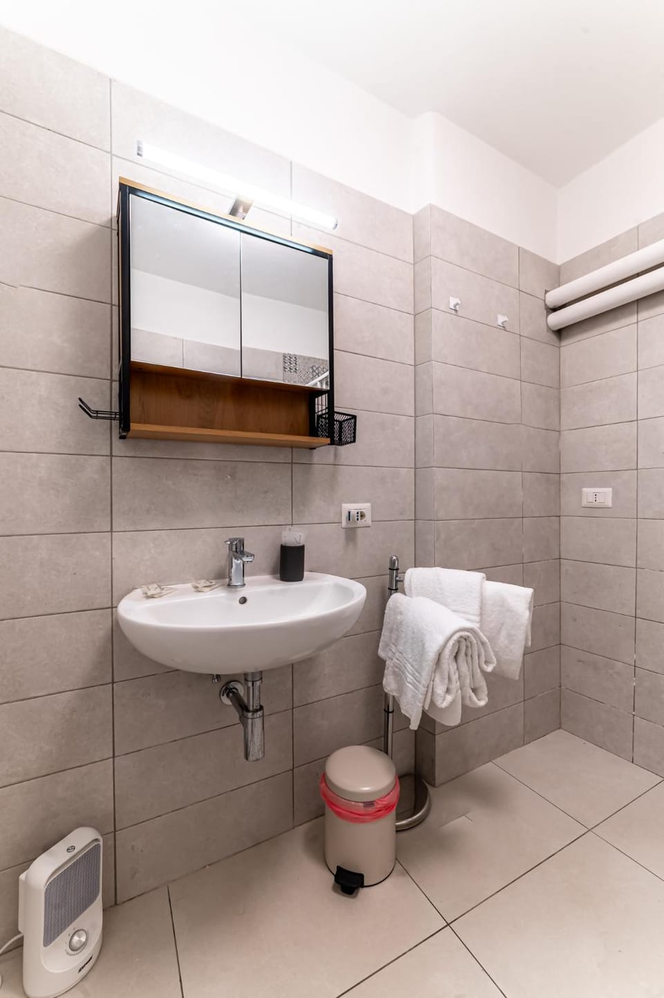 Shower, Bathroom, towels