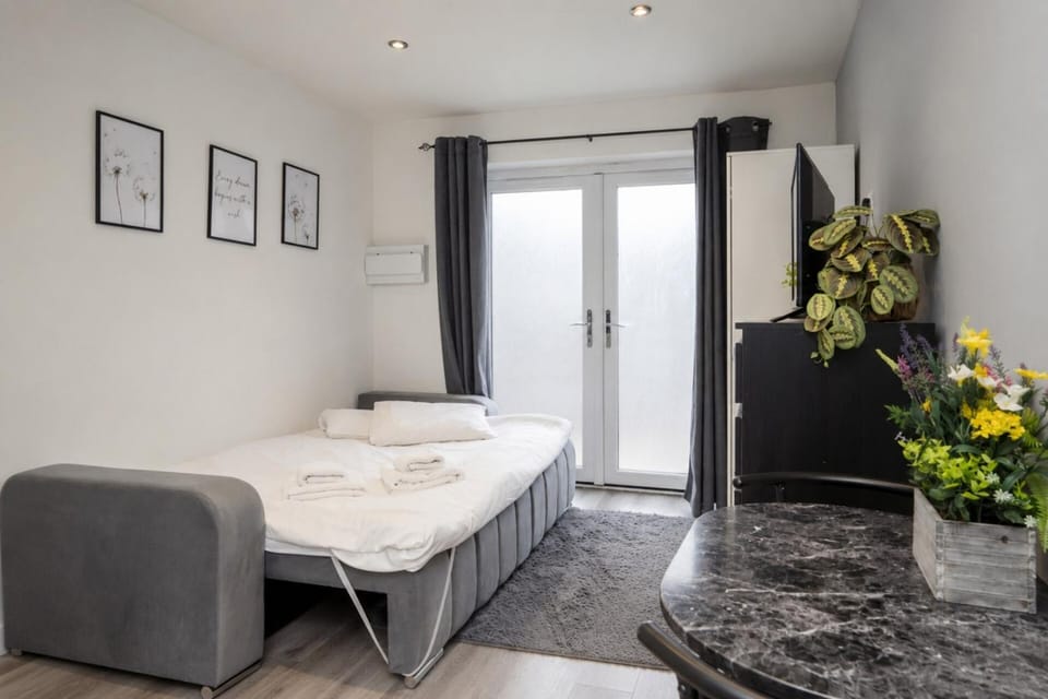 Modern Studio | City Centre | Sleeps 2 House in Scotland