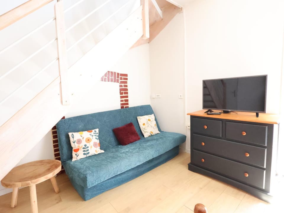 Bed, Living room, Seating area