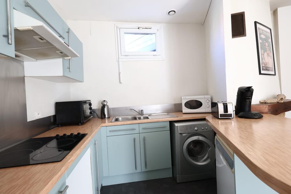 Coffee/tea facilities, dishwasher, stove, washing machine