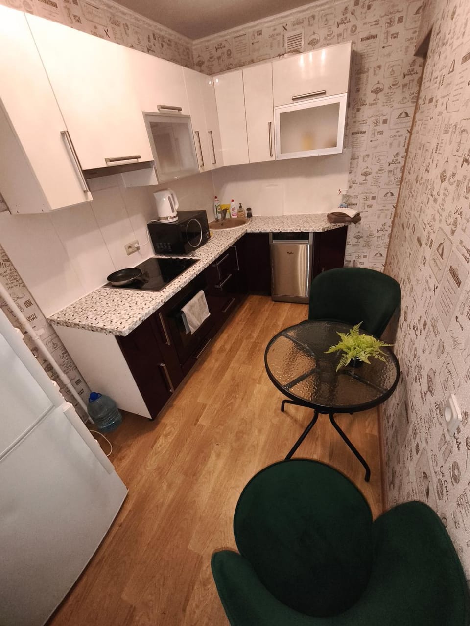 Kitchen or kitchenette, Dining area, oven, stove