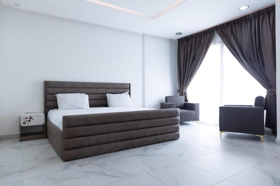 Photo of the whole room, Bedroom
