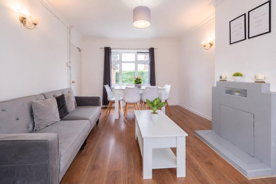 Large 5 Bed House | Parking | Sleeps 12 House in Banbury
